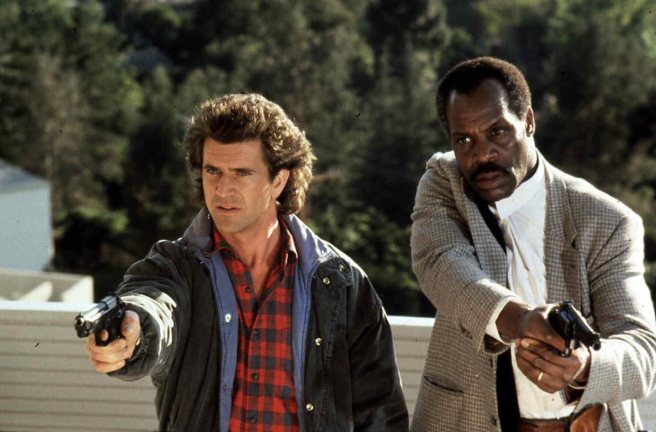 Lethal Weapon Ii (1989) Mel Gibson, Danny Glover Die Polizisten Martin Riggs (Mel Gibson,l) und Roger Murtaugh (Danny Glover) zielen nicht immer in dieselbe Richtung ... Regie: Richard Donner ,